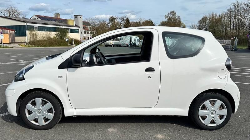 Gebraucht Toyota Aygo 68 PS (50 kW) 2009 Weiß Kleinwagen