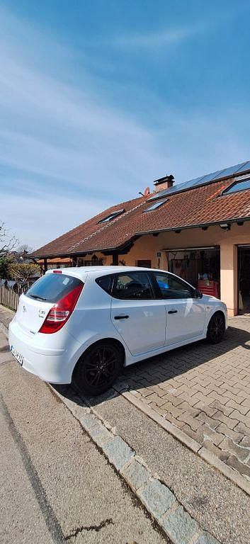 Gebraucht Hyundai i30 90 PS (66 kW) 2010 Weiß Limousine
