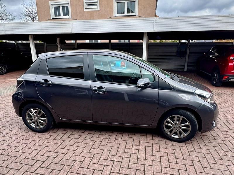 Gebraucht Toyota Yaris Life 99 PS (72 kW) 2014 Grau Kleinwagen