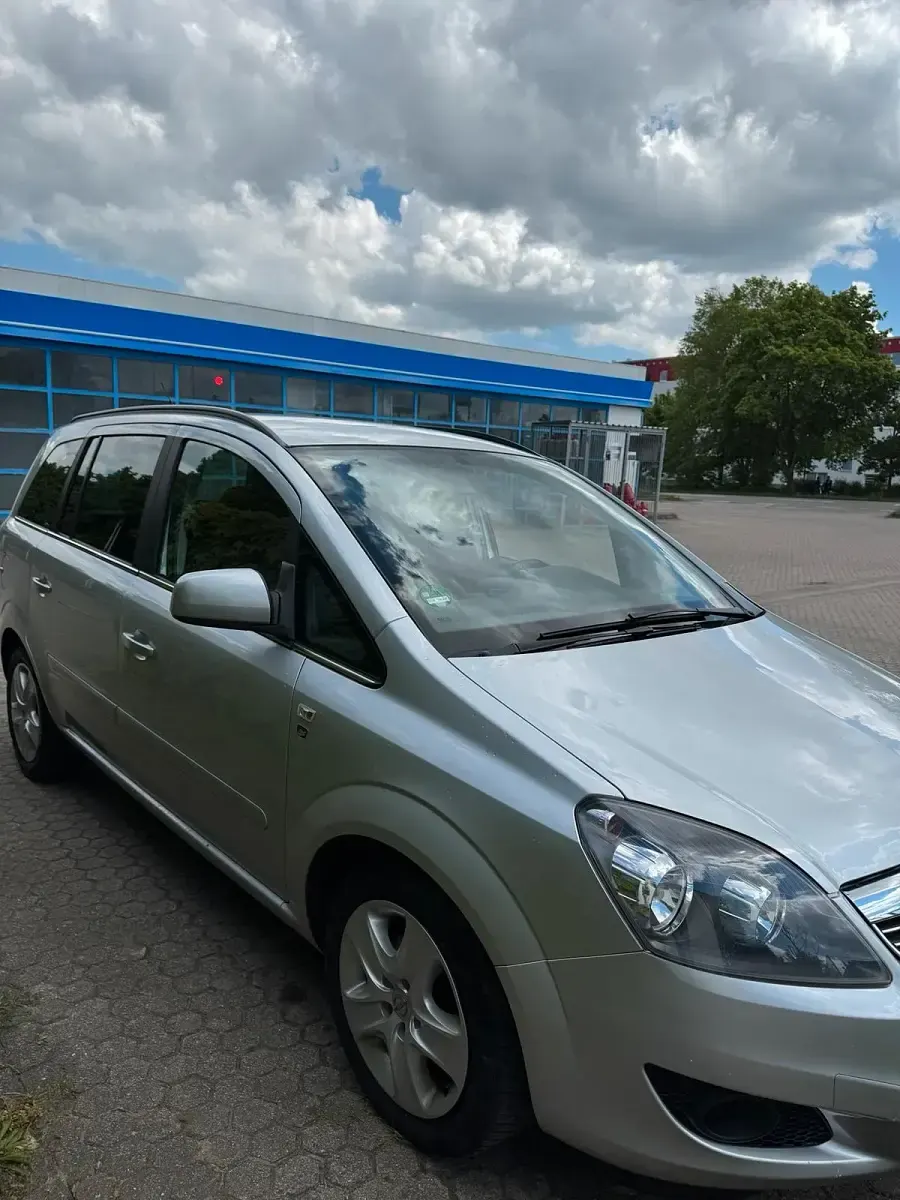 Gebraucht Opel Zafira 102 PS (75 kW) 2011 Silber Van / Kleinbus