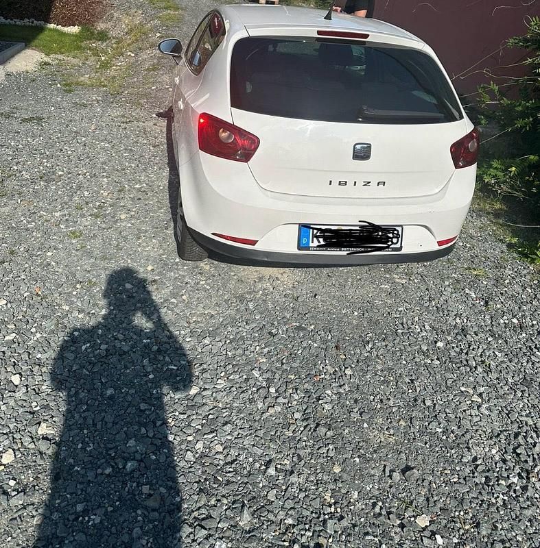 Weiß Gebraucht 2011 Seat Ibiza Kleinwagen | 5.500 € - Bild 1/4