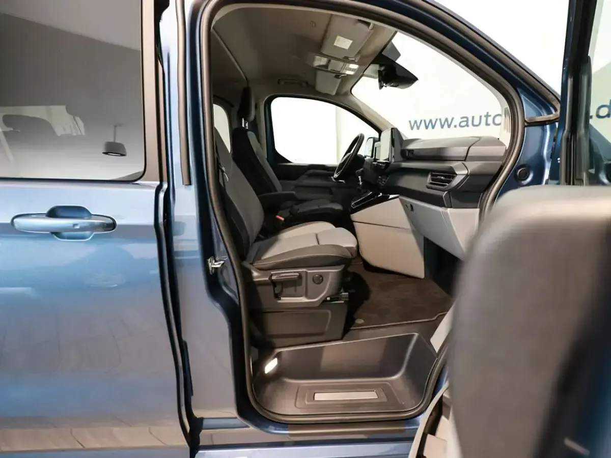 Gebraucht Ford Tourneo Titanium 150 PS (110 kW) 2025 Chrome blue Van / Kleinbus