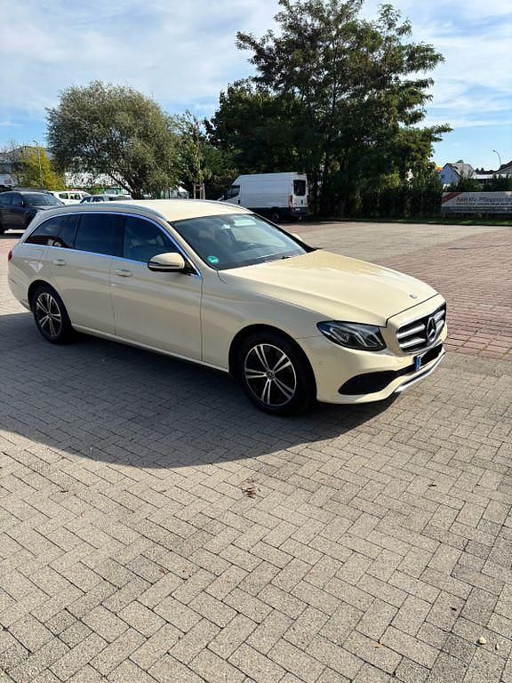 Gelb Gebraucht 2021 Mercedes E220 Limousine | 13.500 € (Superpreis) - Bild 1/4