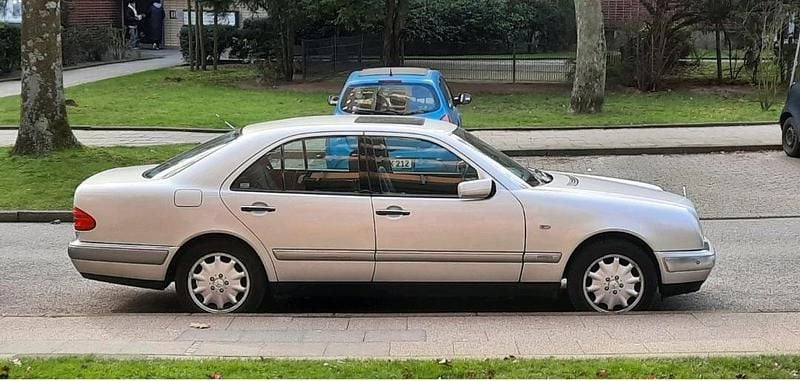 Silber Gebraucht 1998 Mercedes E320 Elegance Limousine | 2.800 € (Superpreis) - Bild 1/4