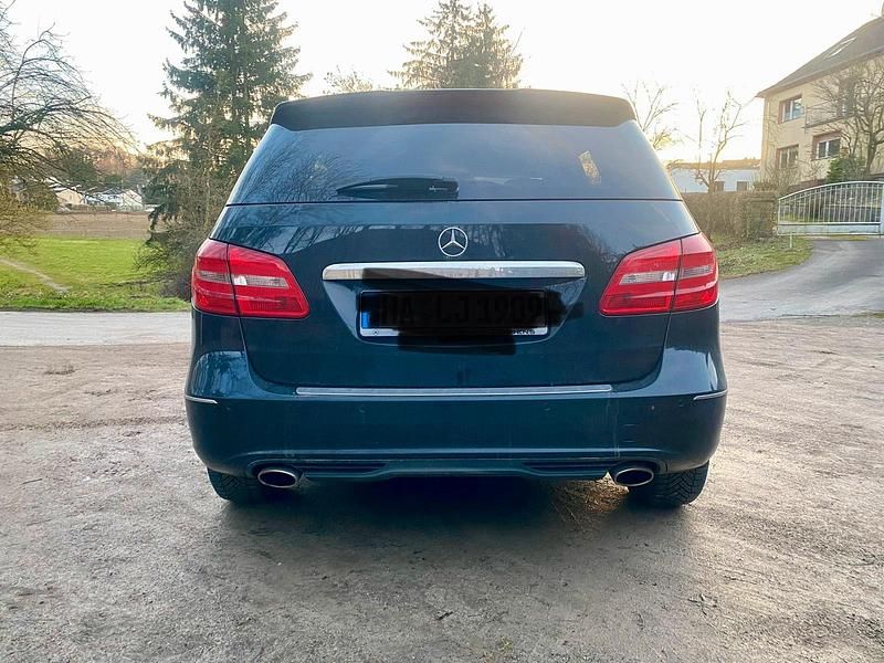 Gebraucht Mercedes B180 122 PS (89 kW) 2014 Schwarz Van / Kleinbus