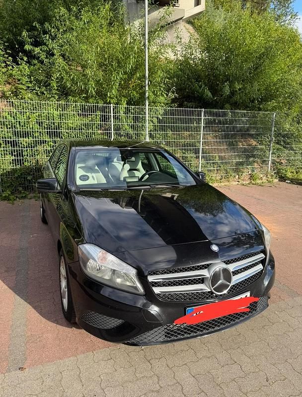 Schwarz Gebraucht 2012 Mercedes A180 Limousine | 8.600 € - Bild 1/4