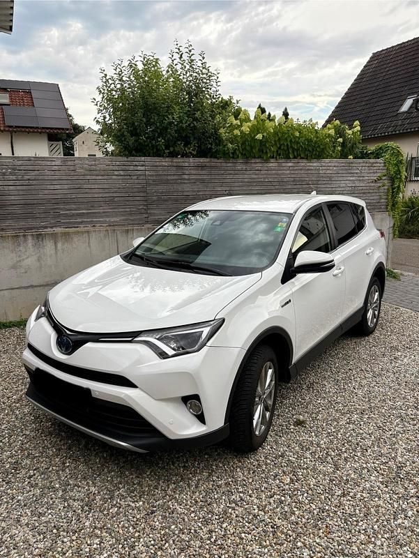 Weiß Gebraucht 2016 Toyota RAV4 Hybrid Comfort SUV | 15.900 € (Fairer Preis) - Bild 1/4