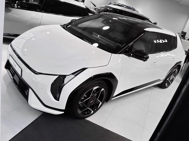 Neu Kia EV4 Comfort 150 kW (204 PS) 2025 Deluxeweiß metallic Kleinwagen