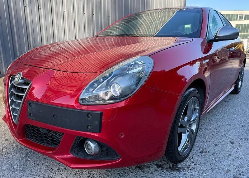 Rot Gebraucht 2015 Alfa Romeo Giulietta Kleinwagen | 6.490 € (Etwas zu teuer) - Bild 1/4