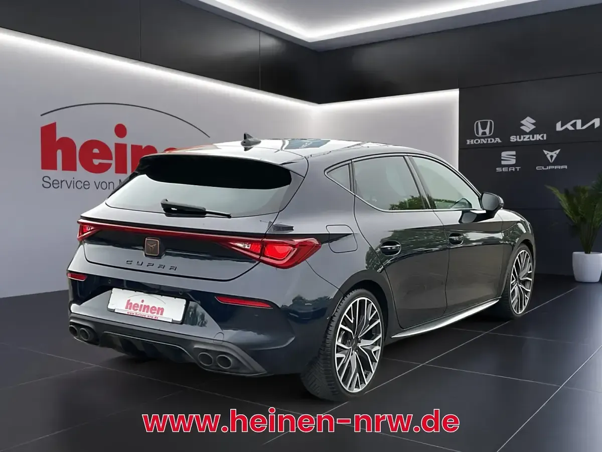 Używany Cupra Leon VZ 300 KM (220 kW) 2022 Niebieski Sedan/Limuzyna