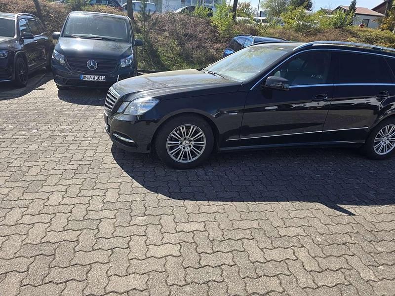 Gebraucht Mercedes E220 170 PS (125 kW) 2010 Obsidianschwarz  metalliclack Kombi