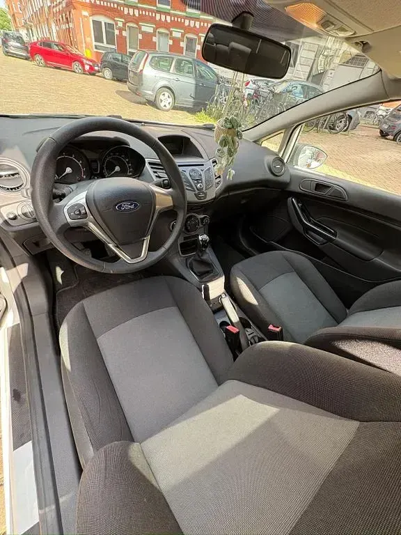 Gebraucht Ford Fiesta Ambiente 60 PS (44 kW) 2016 Weiß Kleinwagen