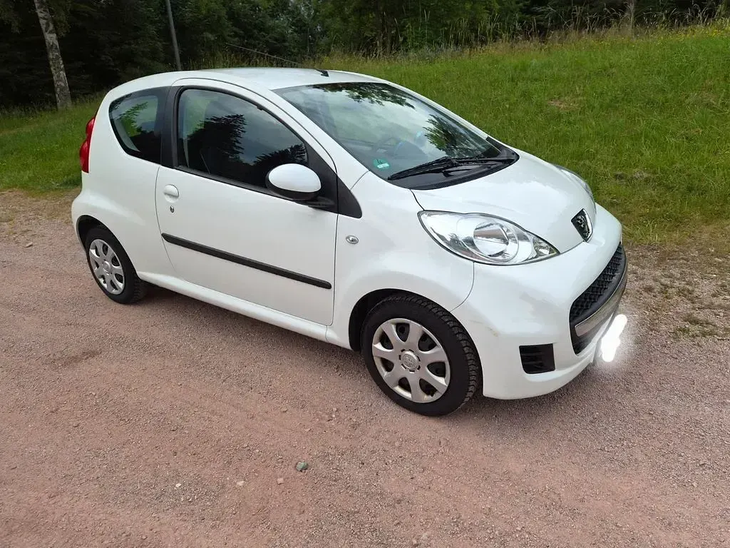 Gebraucht Peugeot 107 Filou 68 PS (50 kW) 2011 Weiß Kleinwagen