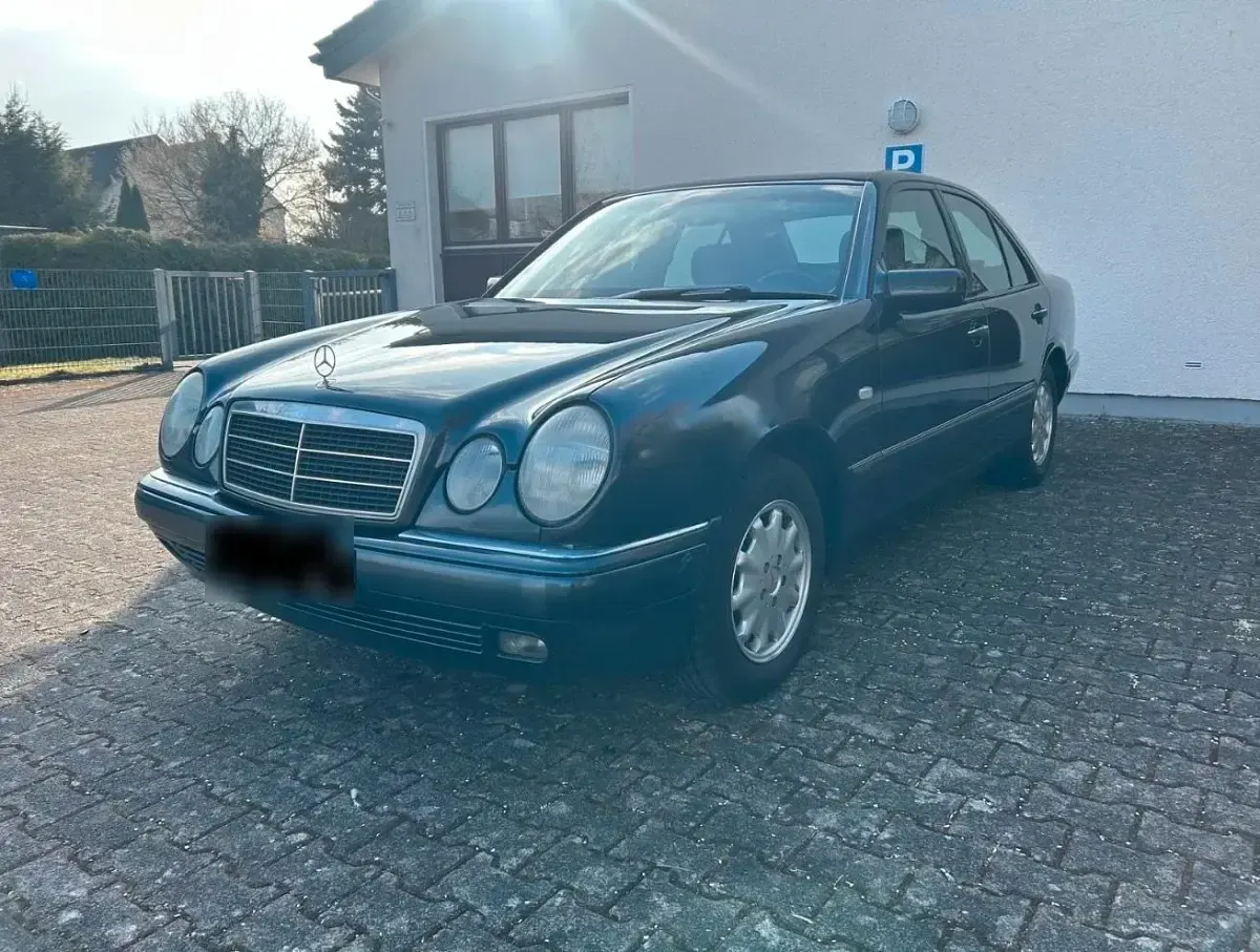 Gebraucht Mercedes E200 136 PS (100 kW) 1998 Schwarz Limousine