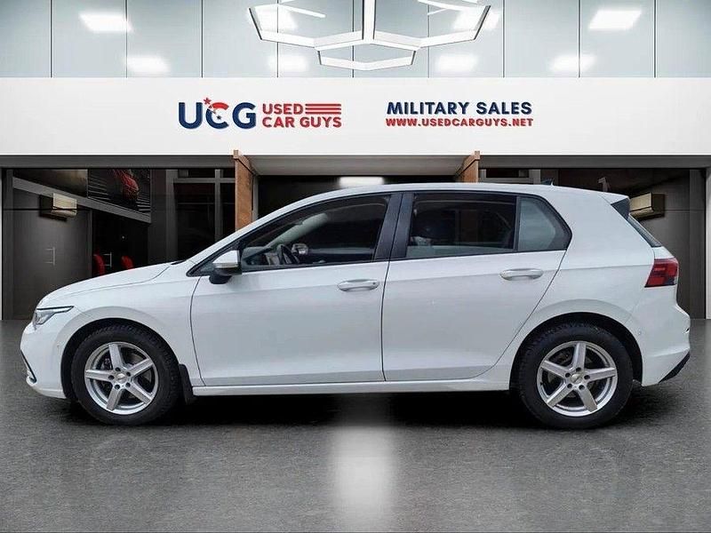 Używany VW Golf VIII Active 131 KM (96 kW) 2022 Biały Sedan/Limuzyna
