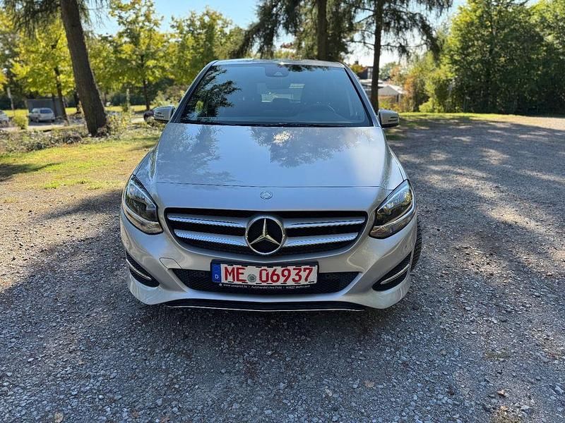 Gebraucht Mercedes B180 Urban 122 PS (89 kW) 2016 Silber Van / Kleinbus