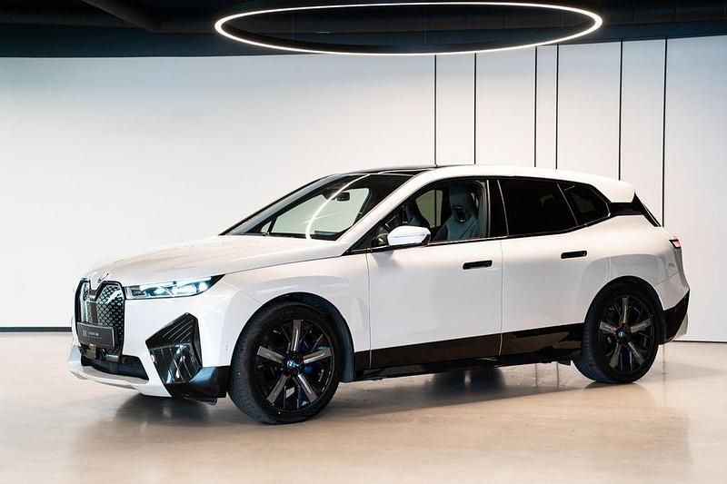 Weiß Gebraucht 2021 BMW iX Sport Line SUV | 41.266 € (Teuer) - Bild 1/4