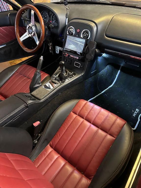 Second-hand Mazda MX5 131 CP (96 kW) 1995 Negru Cabrio