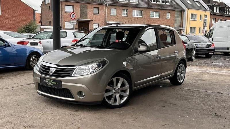 Grau Gebraucht 2012 Dacia Sandero Lauréate Kleinwagen | 3.990 € (Fairer Preis) - Bild 1/4