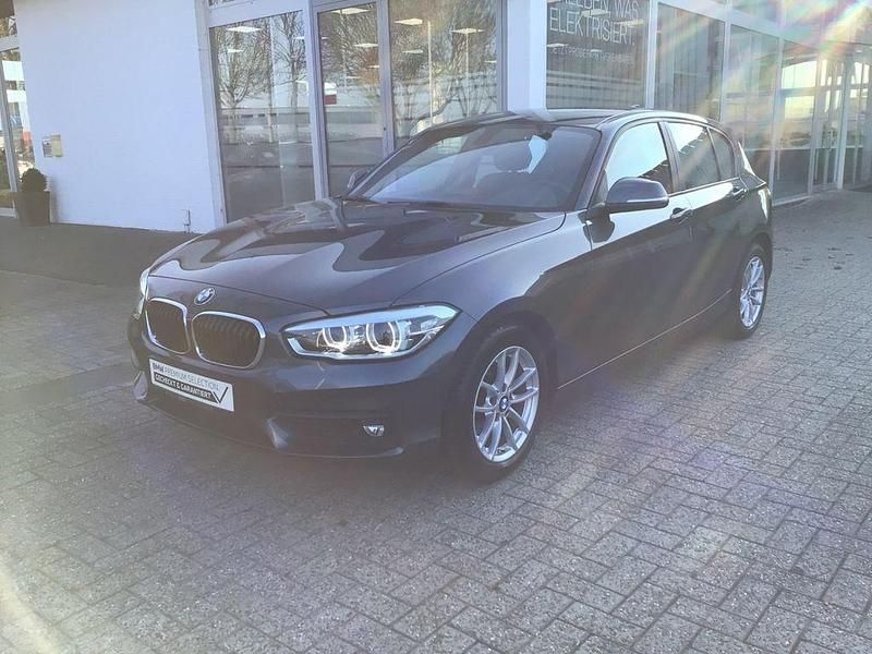 Mineralgrau Gebraucht 2019 BMW 118 Advantage Kleinwagen | 17.490 € (Fairer Preis) - Bild 1/4