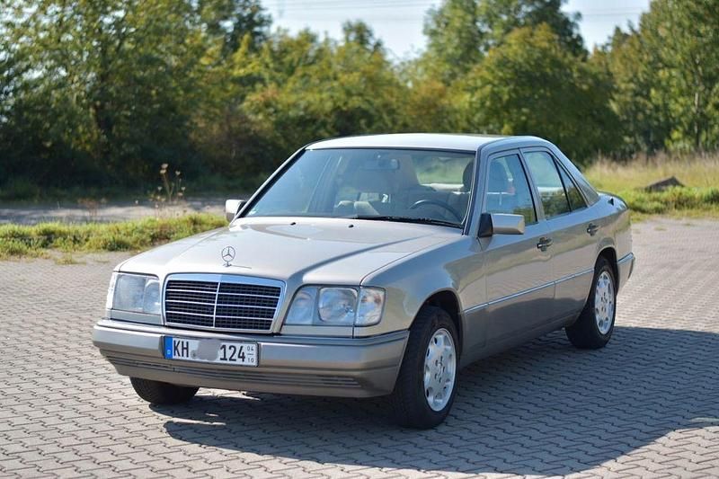 Second-hand Mercedes E280 193 CP (141 kW) 1994 Argintiu Berlinǎ