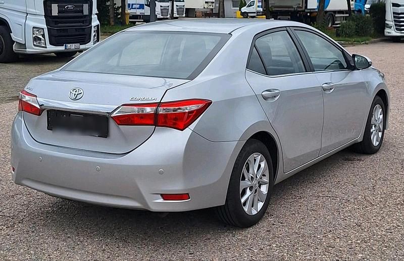 Silber Gebraucht 2015 Toyota Corolla Limousine | 12.299 € (Fairer Preis) - Bild 1/4