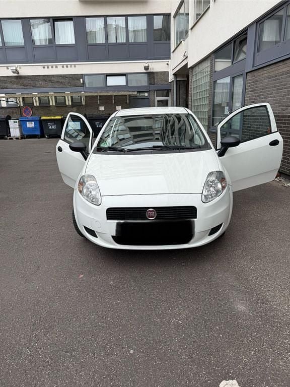 Weiß Gebraucht 2012 Fiat Grande Punto Kleinwagen | 2.200 € (Fairer Preis) - Bild 1/4