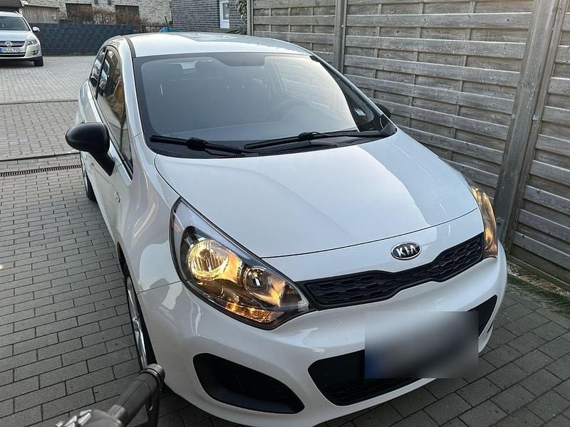 Gebraucht Kia Rio 86 PS (63 kW) 2012 Weiß Kleinwagen