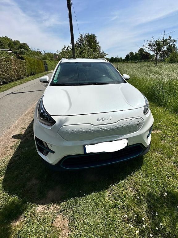 Weiß Gebraucht 2022 Kia e-Niro Spirit SUV | 24.500 € (Fairer Preis) - Bild 1/4