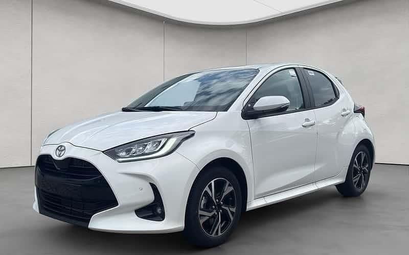 Weiß Neu 2025 Toyota Yaris Hybrid Comfort Limousine | 23.990 € (Guter Preis) - Bild 1/4