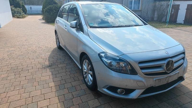 Gebraucht Mercedes B200 156 PS (114 kW) 2013 Silber Van / Kleinbus
