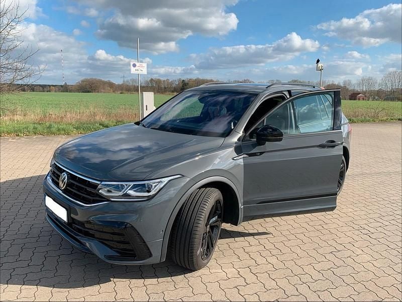 Grau Gebraucht 2022 VW Tiguan R-line SUV | 29.900 € (Superpreis) - Bild 1/4