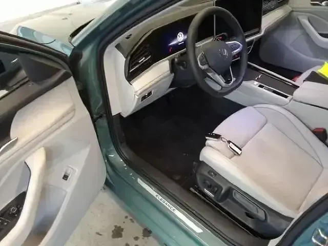 Gebraucht VW Passat Elegance 150 PS (110 kW) 2025 Maripositgrün metallic Kombi