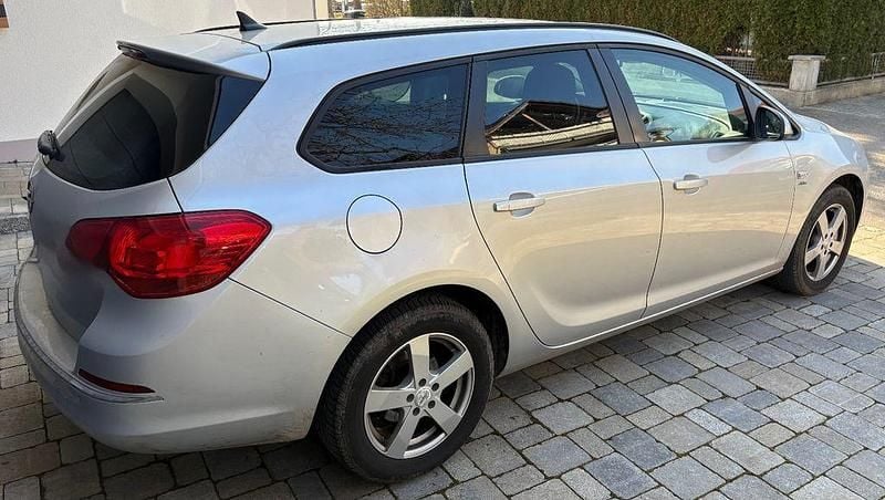 Gebraucht Opel Astra 140 PS (102 kW) 2013 Silber Kombi