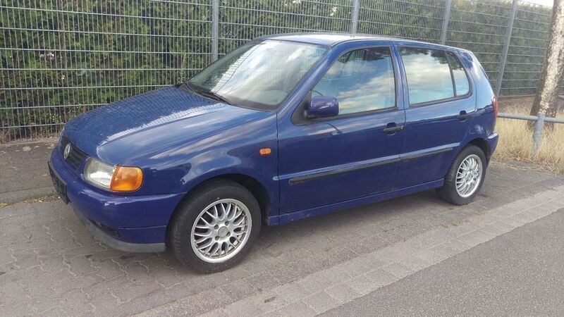 Blau Gebraucht 1998 VW Polo Sportline Limousine | 2.500 € (Teuer) - Bild 1/4