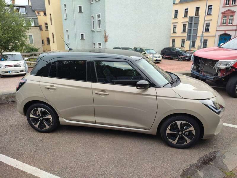 Caravan ivory schwarz Neu 2025 Suzuki Swift Comfort+ Kleinwagen | 21.995 € - Bild 1/4