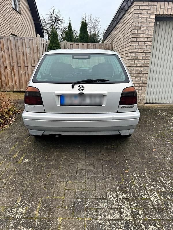 Silber Gebraucht 1997 VW Golf IV Kleinwagen | 1.150 € - Bild 1/4