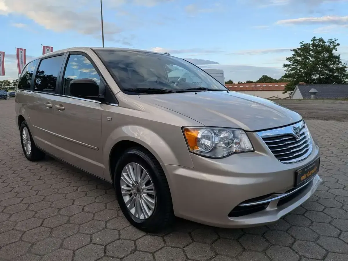 Gebraucht Lancia Voyager 177 PS (130 kW) 2014 Gold Van / Kleinbus