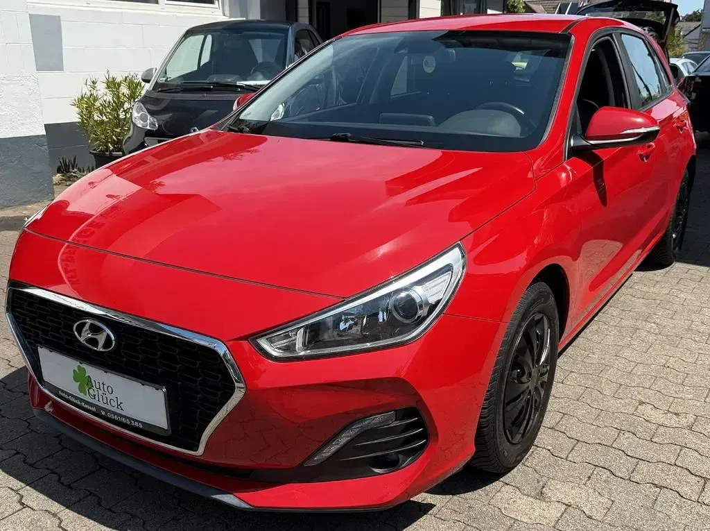 Gebraucht Hyundai i30 99 PS (72 kW) 2018 Rot Limousine