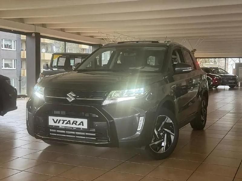 Grau Gebraucht 2025 Suzuki Vitara Comfort+ SUV | 27.990 € (Etwas zu teuer) - Bild 1/4