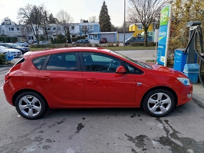 Gebraucht Opel Astra 101 PS (74 kW) 2012 Rot Limousine