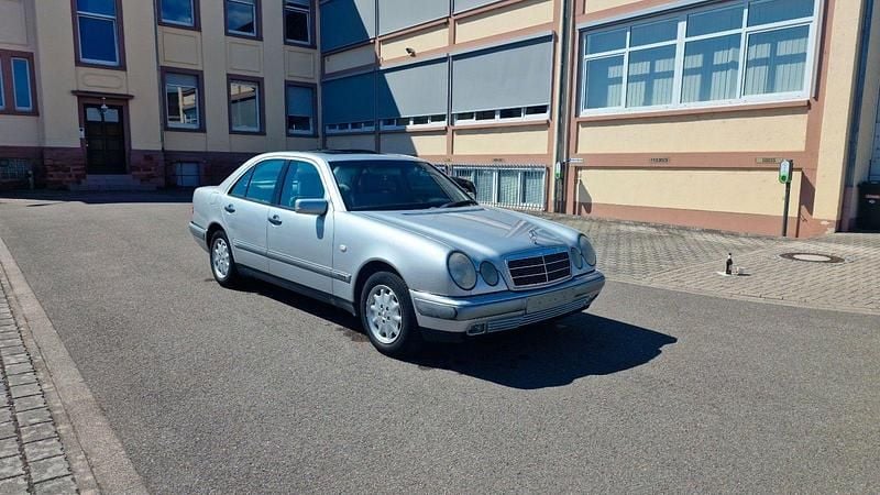 Silber Gebraucht 1998 Mercedes E200 Elegance Limousine | 4.000 € (Fairer Preis) - Bild 1/4