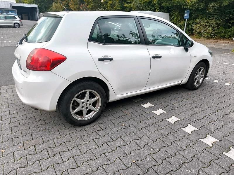Weiß Gebraucht 2008 Toyota Auris Limousine | 2.800 € (Guter Preis) - Bild 1/4