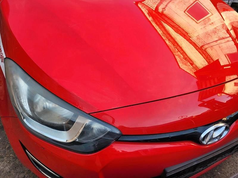 Gebraucht Hyundai i20 85 PS (62 kW) 2013 Rot Kleinwagen