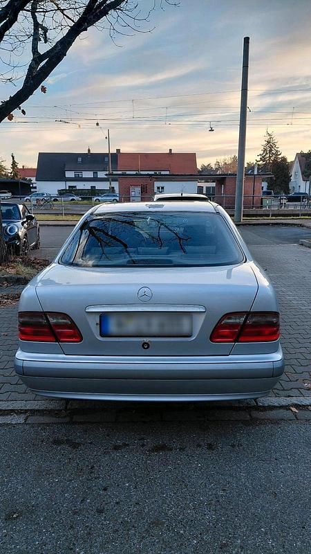 Gebraucht Mercedes E220 143 PS (105 kW) 2001 Silber Limousine