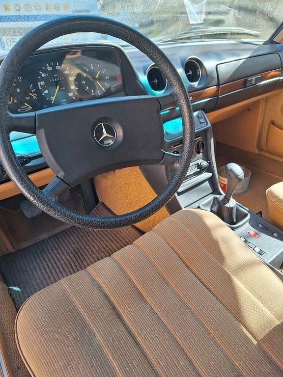 Gebraucht Mercedes E230 136 PS (100 kW) 1988 Grün Limousine