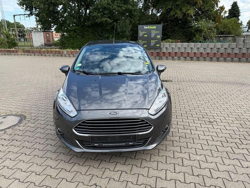 Grau Gebraucht 2015 Ford Fiesta Titanium Kleinwagen | 4.300 € - Bild 1/4