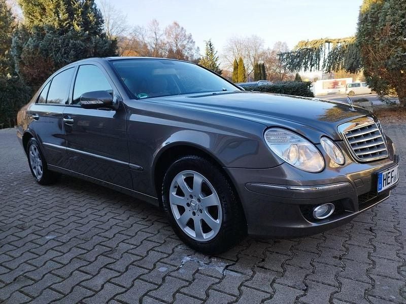 Braun Gebraucht 2008 Mercedes E200 Elegance Limousine | 8.800 € (Etwas zu teuer) - Bild 1/4