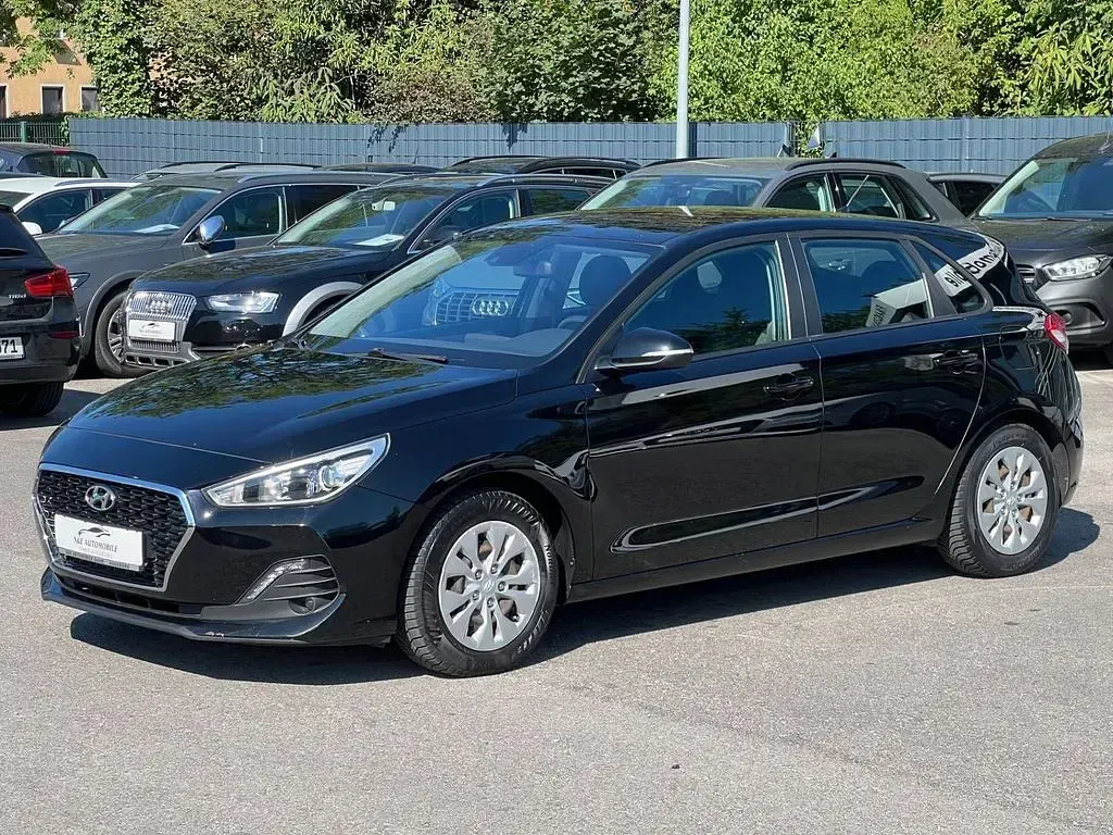 Gebraucht Hyundai i30 Select 99 PS (72 kW) 2018 Schwarz Limousine