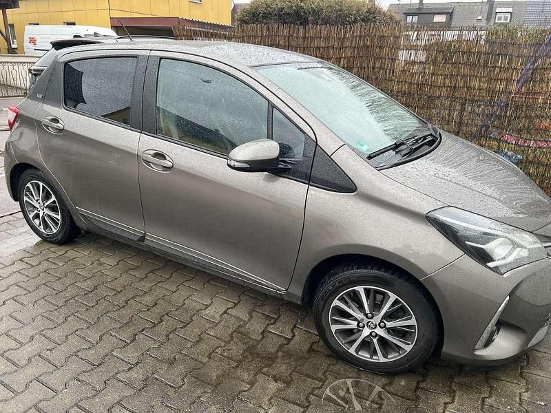 Gebraucht Toyota Yaris Club 111 PS (81 kW) 2019 Grau Limousine